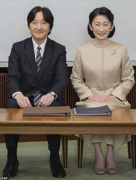 Normal Meals, Princess Kako Of Akishino, Tsunami Waves, Pose For The Camera, Looking Dapper, Family Posing, Family Photo Sessions, Big Waves, New Year Celebration