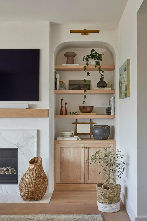 Two-toned with organic modern appeal, our Structure Hyacinth storage baskets are an excellent storage choice for nearly any room and any style. They are great for storing blankets, toys, shoes by the door, or anything else you may need them for! We also love the smaller two sizes of this basket as a chic home for a tall houseplant. These baskets are handcrafted in Bali using natural water hyacinth. Please note that because these pieces are handmade from natural material there is variation making Styled Shelf, Bookshelf Inspo, Decor Bookshelf, Storing Blankets, Wall Baskets, Leather Headboard, Basket Vintage, Vintage Stool, Bookshelf Styling