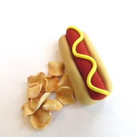 Hot Dog & Chips Clay Hot Dog, Miniature Cafe, Model Magic, American Girl Doll Diy, Clay Crafts Air Dry, Clay Food, Cute Clay, Air Dry Clay, Diy Doll