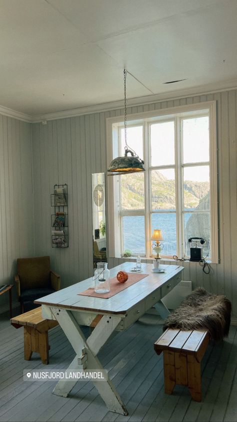 Coastal Aesthetic House, Seaside Cottage Interior, Comfy Cozy Home, Scandi Interiors, Cottage Interior, Seaside Cottage, Dining Nook, House Inspo, Summer House