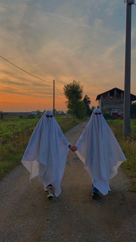 Cute Halloween Pictures Friends, Funny Ghost Photoshoot, Vintage Ghost Costume, Viral Ghost Photoshoot, Ghost Pics With Friends, Aesthetic Ghost Costume, October Photoshoot Ideas, Halloween Aestethic, Ghosts Holding Hands