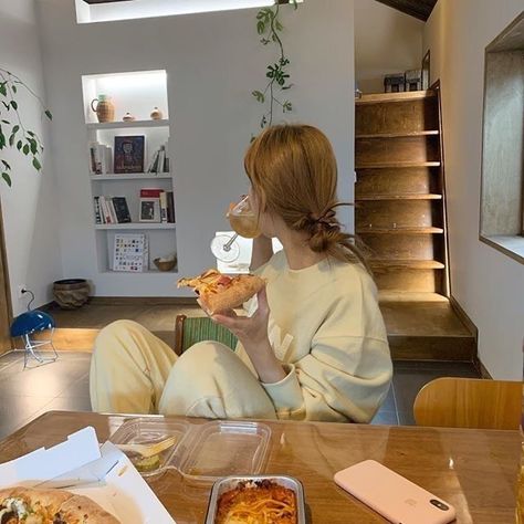 house aesthetic girl food ig inspo Girl Eating, Korean Picture, Girl Cooking, Pics For Dp, All Too Well, Girl House, Stop Thinking, Best Friend Pictures, Self Control