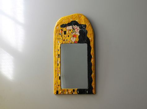 Papiermache Kiss Illustration, Painted Mirror Art, Diy Crafts Life Hacks, Paper Mache Art, Mirror Painting, Diy Crafts Room Decor, Pottery Crafts, Clay Art Projects, Craft Lovers