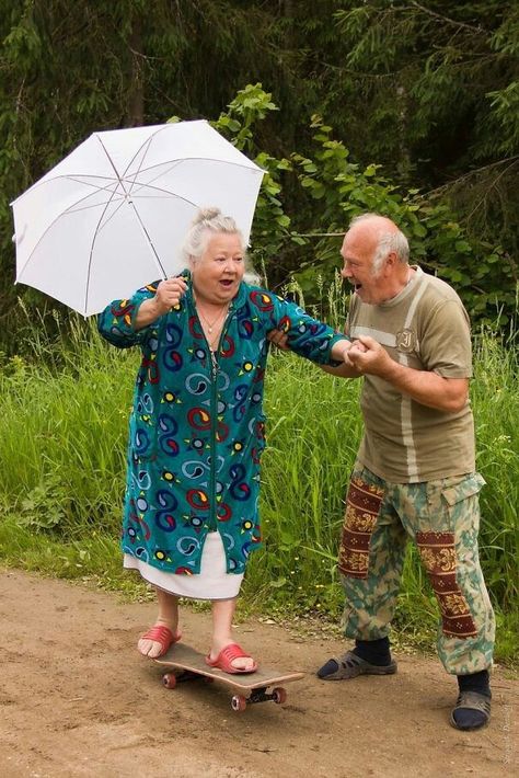 Vieux Couples, Elderly Couples, Growing Old Together, Old Couples, Burton Snowboards, Never Too Old, Blue Merle, Tumblr Outfits, Whiplash