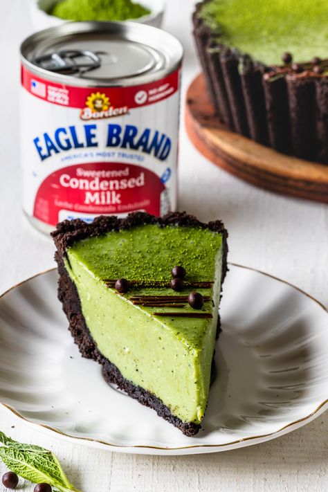 Calling all matcha lovers! 😍🍵 We have the perfect dessert for you. This No-bake Matcha Pie matched with a heavenly Chocolate Crust has the most luscious and silky texture thanks to our Eagle BrandⓇ Sweetened Condensed Milk! This recipe is brought to you by our friend Camila, Pies and Tacos 👩‍🍳💚 Happy Baking! Matcha Pie Recipe, Sweetened Condensed Milk Pie, Condensed Milk Pie, Matcha Pie, Pie With Chocolate Crust, Matcha Recipe Baking, Comfort Snacks, Eagle Brand Recipes, Pies And Tacos