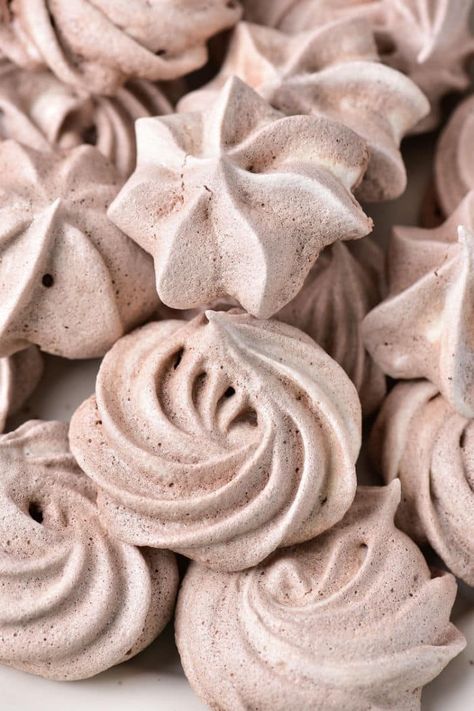 Chocolate meringue cookies without cream of tartar are here! Light crispy and low fat cookies that are under 30 calories each. Merengue Cookies, Chocolate Chip Meringue Cookies, Chocolate Meringue Cookies, Low Fat Cookies, Chocolate And Vanilla Cake, Chocolate Meringue, Cheap Recipes, Quick Easy Desserts, Meringue Cookies