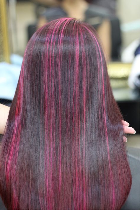 Pink Babylights, Pink Streaks In Black Hair, Hot Pink Highlights, Draculaura Hair, Pink Hair Streaks, Pink Hair Highlights, Pink And Black Hair, Skunk Hair, Peinados Hair Styles