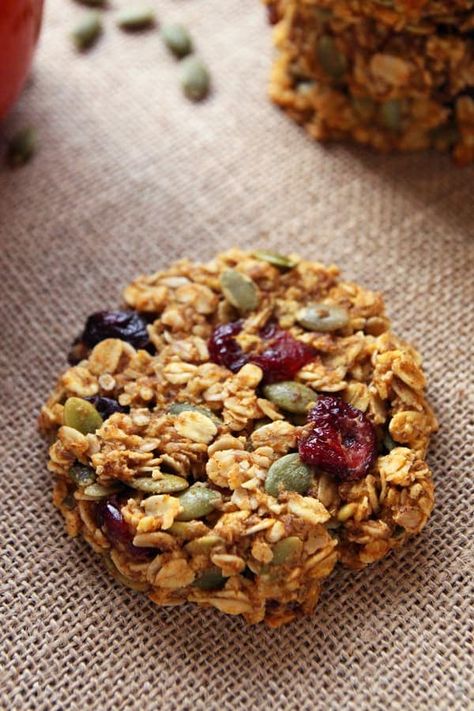 Pumpkin Breakfast Cookies - healthy make-ahead breakfast in the form of convenient and delicious oat cookies with pumpkin, cranberries and pepitas. They are gluten-free and refined sugar free. #breakfast #pumpkin #cookies #oatmeal #healthy #glutenfree #mealprep Mornings | Cranberries | Pumpkin Seeds Granola Bar Recipe Healthy, Pumpkin Breakfast Cookies, Cookies Sans Gluten, Gluten Free Pumpkin Recipes, Pumpkin Snack, Pumpkin Granola, Biscuits Diététiques, Breakfast Cookie Recipe, Pumpkin Breakfast