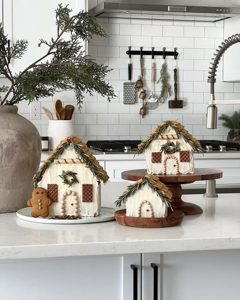 30 Cute and Easy Gingerbread House Ideas Diy Traditional Home Decor, Gingerbread House Rustic, Rustic Gingerbread House Decorations, Gingerbread House Modern, Gingerbread Making Party, Cute Gingerbread House Ideas Easy, Ginger Bread House Decor Ideas, Gingerbread Scene, Gingerbread House Christmas Decor