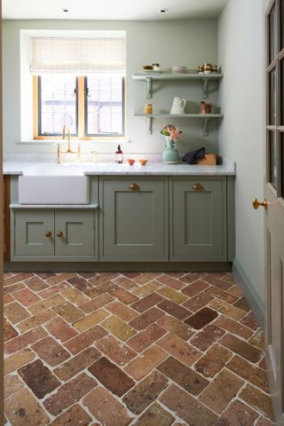 Terracotta Pavers, Patio Walls, Utility Room Ideas, Terracotta Kitchen, Stairs Bathroom, Kitchen Victorian, Herringbone Kitchen, Small Utility Room, Utility Room Designs