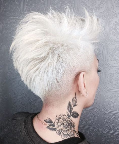 Pixie Fade, White Pixie Cut, Asymmetrical Pixie Haircut, Choppy Pixie, Very Short Pixie Cuts, Choppy Pixie Cut, Dunner Wordend Haar, Short White Hair, Marshmallow Frosting