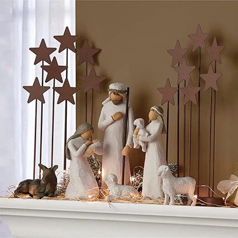 Willow Tree Nativity Set, Christmas Nativity Scene Display, Background Country, Christmas Crib Ideas, Nativity Scene Display, Willow Tree Nativity, Pre Lit Garland, Christmas Nativity Set, Country Door