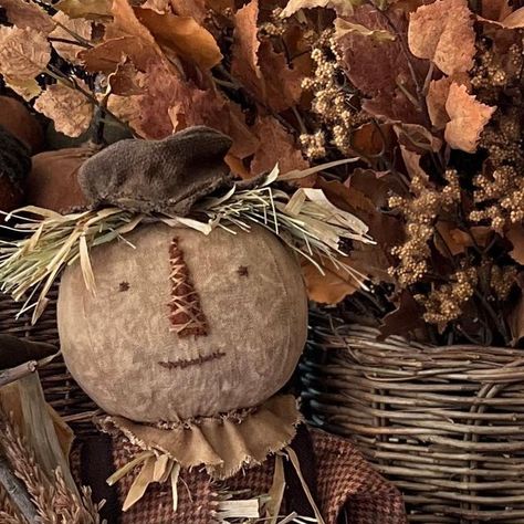 Diy Primitive Scarecrow, Stuffed Scarecrow Diy, Scarecrow Bustafellows, Primitive Pumpkin Dolls, Fall Primitives, Primitive Scarecrow Doll, Primitive Fall Crafts, Primitive Scarecrows, Primitive Pumpkins