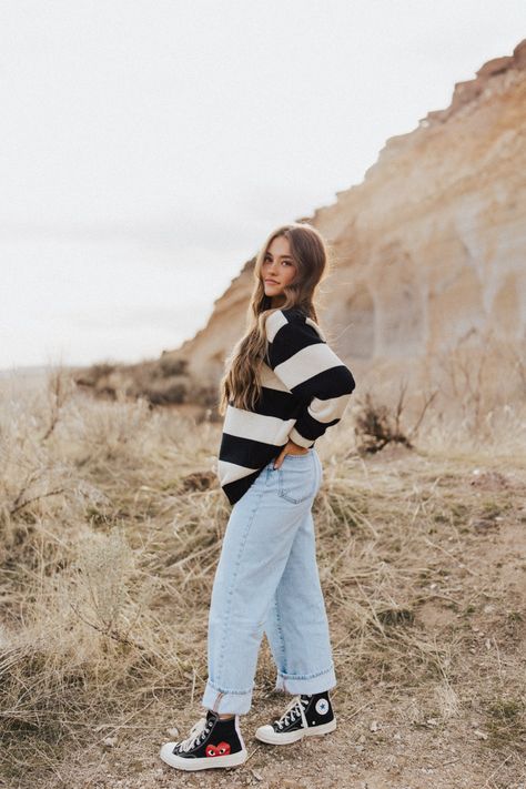 Sweater Senior Pictures, Senior Pictures Outfits Winter, Cute Winter Photoshoot Ideas, Modest Photoshoot Ideas, Casual Senior Picture Outfits, Senior Photoshoot Outfits, Casual Senior Pictures, Winter Senior Pictures, Barista Outfits