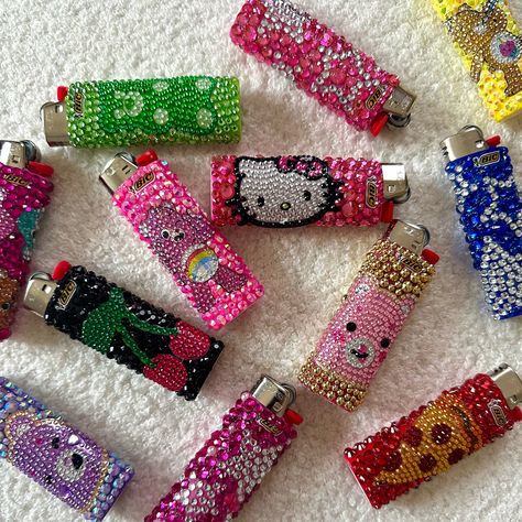 Sneak peak of tomorrow’s new bedazzled lighters DROP!!!! 🫣⭐️ These will all be added to my website at 11am tomorrow Arizona time, there will only be 1 available per design so MARK YOUR CALENDAR💌 Diy Craft Aesthetic, Lighter Diy Decorated, Lighter Decoration Ideas, Pill Bottles Reuse Craft Ideas, Rhinestone Crafts Ideas, Diy Lighter Design, Decorating Lighters, Lighters Decorated Diy, Painted Lighters