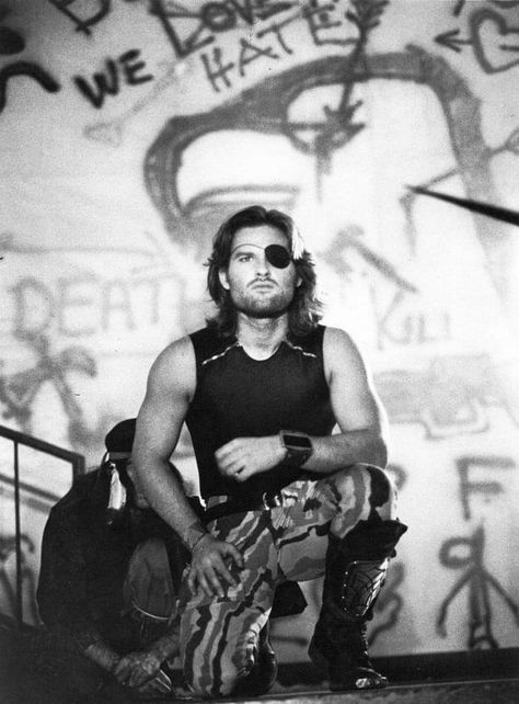 Kurt Russell as Snake Plissken in Escape from New York (1981). Snake Plissken, Escape From New York, City Posters Design, Johnny Depp Fans, Kurt Russell, Be Single, Hollywood Cinema, Hollywood Men, Event Poster Design