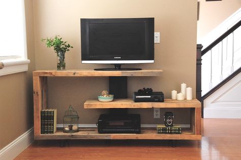 Do you already have ideas for your weekend project? How about replacing your old TV stand with a new one? You can make these #DIY #TV #stand by yourself!  #DIYTVStand #WeekendProject #HomeDecor #PalletWood #WoodCrate Diy Modern Tv Stand, Weekend Home Projects, Tv Stand Plans, Wall Tv Stand, Tv Console Modern, Tv Consoles, Tv Stand Designs, Rustic Tv Stand, Sala Tv