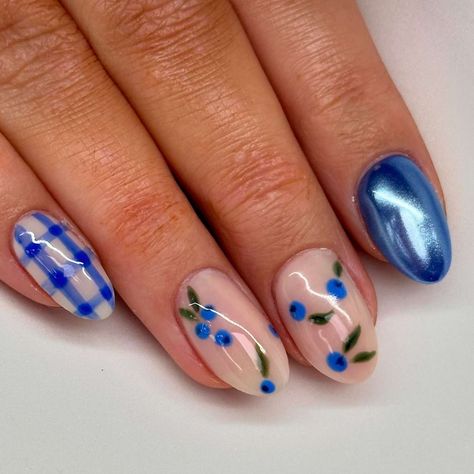 Gel Nails August, Summer Fun Nails Designs, Summer Into Fall Nails, Blueberry Nail Design, Gel Nail Ideas Summer, Blueberry Nail Art, Dopamine Nails, Fun Gel Nails, Blue Nail Inspiration