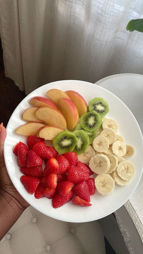 Eating Fruit Aesthetic, Frutas Aesthetic, Healthy Food Dishes, Healthy Food Motivation, Healthy Lifestyle Food, Edible Food, Kiwi Fruit, Wood Chips, Bonsai Trees