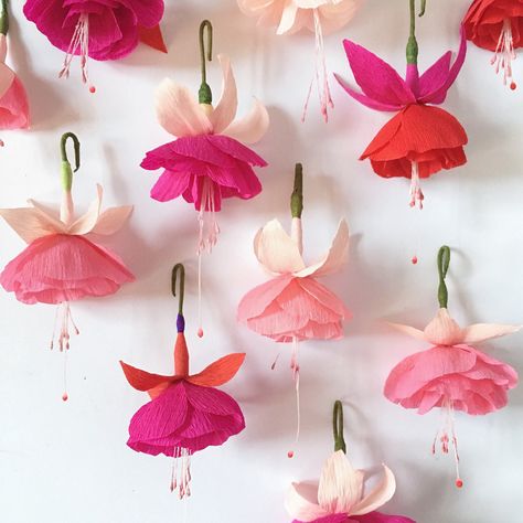 Valentine Craft, Diy Flores, Paper Christmas Decorations, Flower Artists, Crepe Paper Flowers, Tissue Paper Flowers, Paper Flower Tutorial, Paper Flowers Diy, Flower Ideas