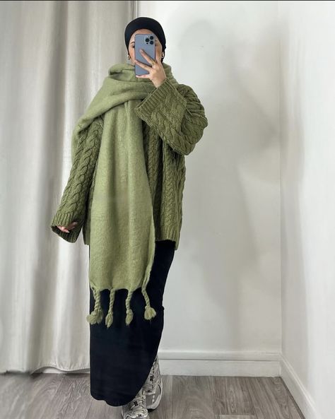 Modest Dresses For Winter, Hijab Winter Outfits Classy, Winter Hijab Fashion, Modest Autumn Outfits Hijab, Modest Hijabi Outfits Winter, Hijab Inspo Outfit, Hijabi Outfits Casual Winter, Hijabi Fashion Winter, Winter Hijab Outfits