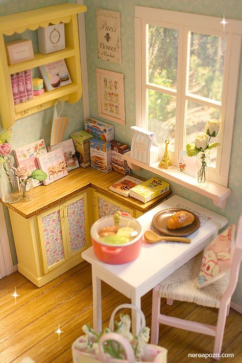 Colorful Dollhouse Ideas, Diy Dollhouse Dining Table, Pastel Cottage, Doll House Plans, Mini Doll House, Seni Dan Kraf, Casa Vintage, Dolls House Interiors, Kitchen And Dining Room