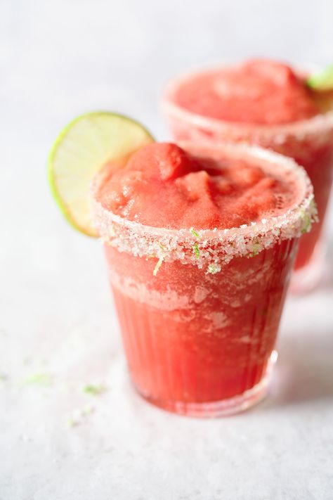 Frozen Watermelon Cocktail, Watermelon Mocktail Recipe, Watermelon Slushie Recipe, Watermelon Mocktail, Watermelon Cocktail Recipes, Watermelon Aesthetic, Frozen Watermelon Margarita, Watermelon Slushie, Watermelon Cocktail