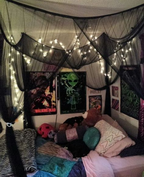 Edgy Bedroom, Emo Room, Grunge Bedroom, Hippie Bedroom, Girl Bedrooms, Hippy Room, Chill Room, Tumblr Rooms, Teen Girl Bedroom