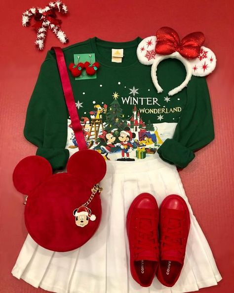 Disney Christmas Clothes, Christmas In Disneyland Outfit, Disney Sweaters Diy, Disney Outfit Ideas Christmas, Universal Studios Christmas Outfit, Christmas Outfit Themes, Christmas In Disney World Outfits, Disney Christmas Party Outfit Ideas, Disney Christmas Outfit Ideas