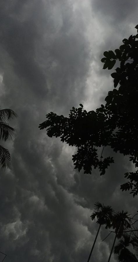 Baarish Aesthetic Pic, Fake Ig Stories Aesthetic, Rainy Clouds Snap, Rainy Day Snapchat Stories, Aesthetic Black Sky, Barish Pics Snapchat, Dark Cloudy Sky Aesthetic, Rainy Clouds Photography, Barish Mausam