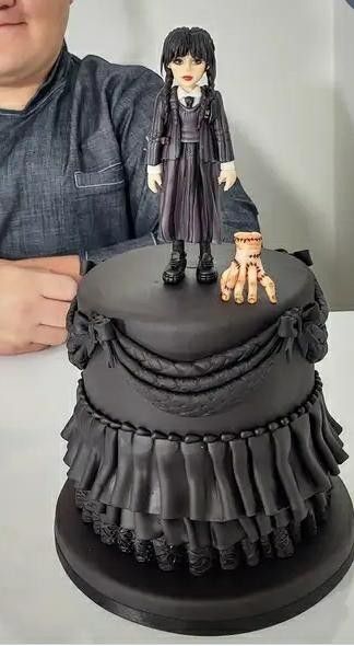 Wendsday Birthday Party, Adams Family Cake, Tort Wednesday, Wednesday Cake Ideas, Merlina Cake, Wednesday Addams Birthday Cake, Wednesday Addams Cake, Addams Family Theme Party, Wednesday Cake