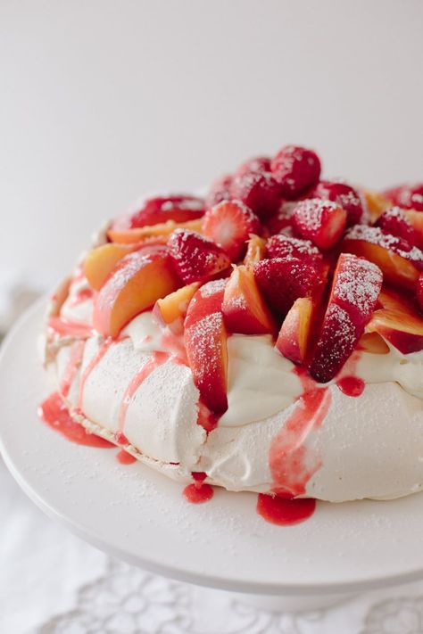 Summer Pavlova, Pavlova Easy, Pavlova Toppings, Strawberry Pavlova, Chocolate Pavlova, Mascarpone Cake, Pavlova Dessert, Pavlova Cake, Meringue Desserts