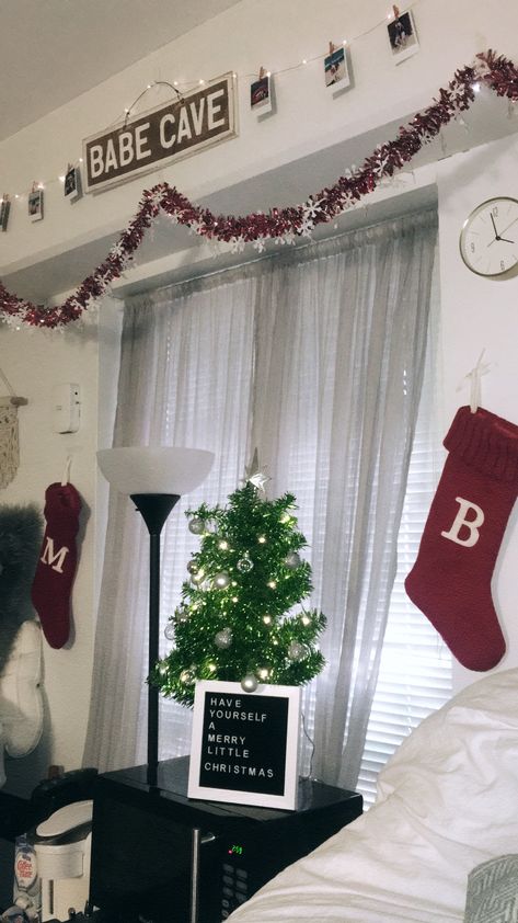 dorm room christmas decor Winter Dorm Decor, Christmas Decor Ideas Dorm Room, College Dorm Christmas Decorations, Dorm Christmas Tree, Dorm Christmas Decor, College Suite, Dorm Room Christmas Decorations, Dorm Room Christmas, Christmas Dorm Room