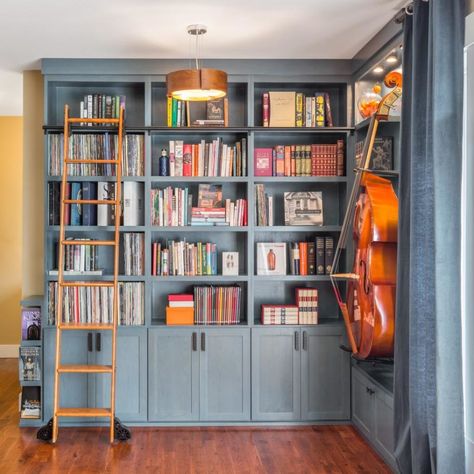 Modern Home Library Ideas for Bookworms and Butterflies Modern Home Library Ideas, Library Goals, Modern Home Library, Corner Library, Book Shelving, Library Ladders, Home Library Design Ideas, Transitional Family Room, Home Library Decor