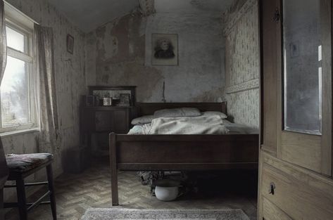 Lost Things, Casa Vintage, Old Room, Moving House, Room Aesthetic, Abandoned Places, The Floor, Wabi Sabi, Room Inspo