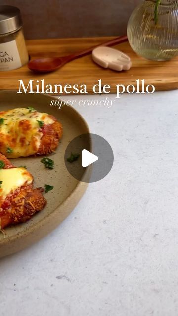 Recetas Saludables🍍 on Instagram: "¡Milanesa de pollo gratinada con Queso Parmesano Alpina y salsa pomodoro, una delicia de almuerzo!🍗😮‍💨🧀 🎥 estaesmicocina 👈🏻GRACIAS Comenzamos haciendo una mezcla de harina, sal, pimienta y ajo en polvo, y por ella vamos a pasar los filetes de pechuga de pollo que previamente aplanamos un poco, te recomiendo que la dejes de 1/2 cm de grosor. Batimos dos huevos con sal y finalmente hacemos una mezcla de partes iguales de miga de pan y queso Parmesano @alpina que le va a dar un toque crujiente único y va a potenciar su sabor, condimentamos con paprika, ajo en polvo y pimienta, pasamos los filetes por el huevo y después por esta mezcla para empanizar. Doramos a fuego medio en un poco de aceite de oliva por 3 minutos cada lado. Llevamos el pollo a una Fitness Plan, September 1, Pasta, Chicken, On Instagram