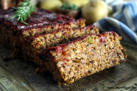 Mushroom- Walnut Meatless Loaf w/ Ketchup Glaze Vegetable Loaf, Lentil Loaf Recipe, Fried Quinoa, Vegan Meatloaf, Lentil Loaf, Vegetarian Christmas, Vegan Worcestershire Sauce, Diner Recept, Vegetarian Main Dishes