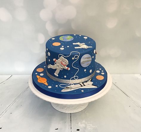 Spaceship Cake Ideas, Spaceship Birthday Cake, Space Theme Cake Kids, Planet Birthday Cake, Space Themed Birthday Cake, Spaceship Cake, Space Themed Cake, Space Birthday Cake, Solar System Cake