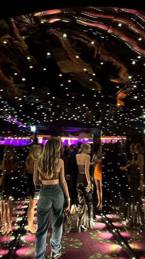 #paris #larc #parisnightout #party #nightclub Ig Dump, Paris Club, London Nightclubs, Exclusive Club, Nightclub Aesthetic, Best Club, Aesthetic Things, Princess Birthday Party, Club Parties