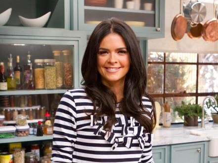 Learn little-known secrets about this co-host of The Kitchen. The Kitchen Food Network, Food Network Chefs, Celebrity Recipes, Food Network Star, Side Dish Recipes Easy, Bobby Flay, Celebrity Chef, Summer Entertaining, Best Chef