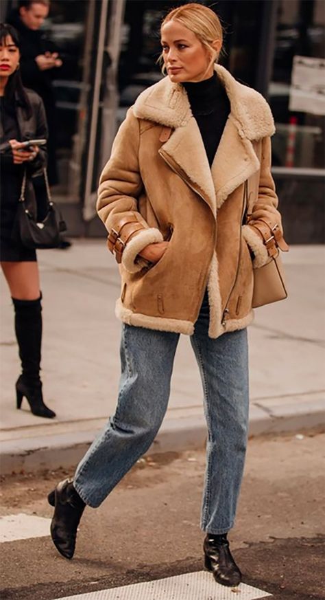 new york fashion week staple Shearling Jacket Outfit, Winter Streetwear Outfits, Sheepskin Coat, Looks Street Style, Coat Outfits, Mode Inspo, Shearling Jacket, Looks Style, Winter Fashion Outfits