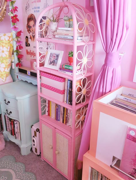 Girly Bookshelf, Pastel Bookshelf, Wicker Bookshelf, Book Store Cafe, Extra Room Ideas, Hello Kitty Bedroom Decor, Bedroom Makeover Inspiration, Castle Vibes, Ideas Habitacion