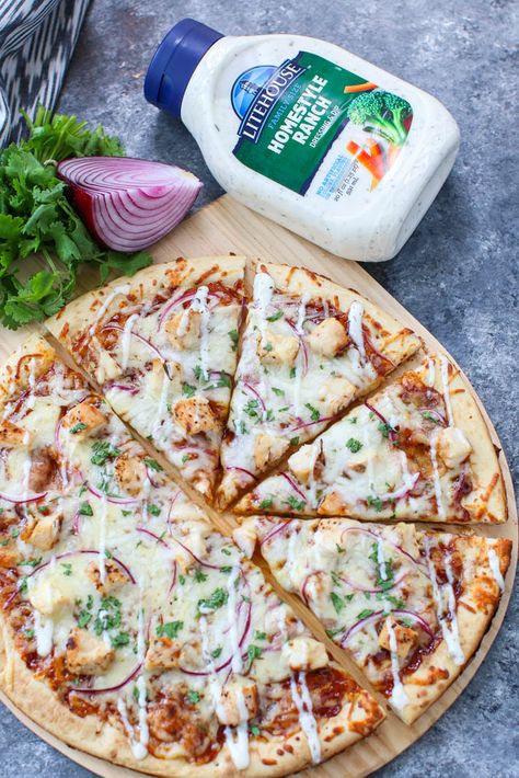 BBQ Chicken Ranch Pizza? Yes please! Get the recipe here! Chicken Ranch Pizza, Chicken Wing Seasoning, Pizza Ranch, Ranch Pizza, White Pizza Recipes, Weekend Recipes, Porter Ranch, Crispy Baked Chicken Wings, Chicken Tostadas