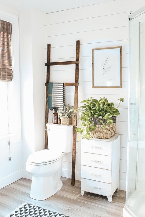 Super easy bathroom storage ladder, this is perfect for filling that empty space over the toilet! #homedecor #bathroom #DIY Storage Ladder, Bathroom Renovation Diy, Diy Bathroom Storage Ideas, Bathroom Ladder, Diy Bathroom Makeover, Walk In Shower Designs, Diy Bathroom Storage, Bathroom Organization Diy, Diy Bathroom Remodel