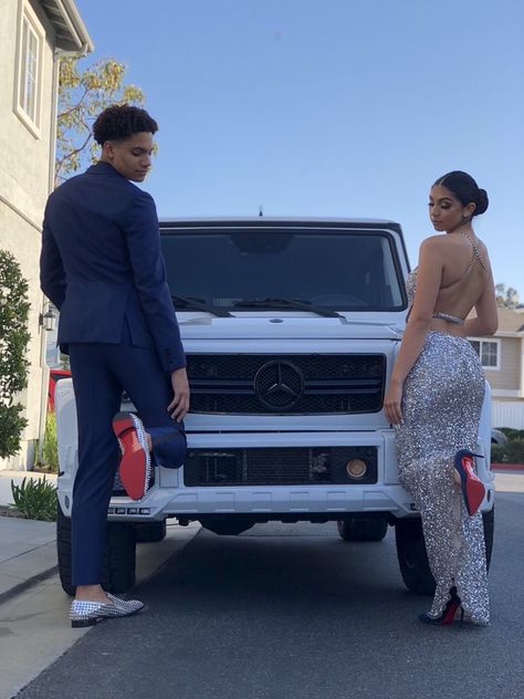 All White Prom Couple, Navy Blue And Silver Prom Couple, Sneaker Prom Outfit, Silver Prom Outfits For Couples, Couple Prom Outfits Ideas, Grey Prom Couple, Prom Fits Couples, Couples Formal Outfits, Silver Prom Couple