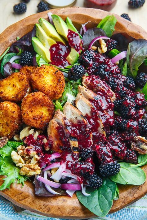 Blackberry Balsamic Grilled Chicken Salad with Crispy Fried Goat Cheese Blackberry Balsamic, Salad Taco, Salad Macaroni, Fried Goat Cheese, Salad Chicken, Resep Salad, Goat Cheese Recipes, Berry Salad, Grilled Chicken Salad