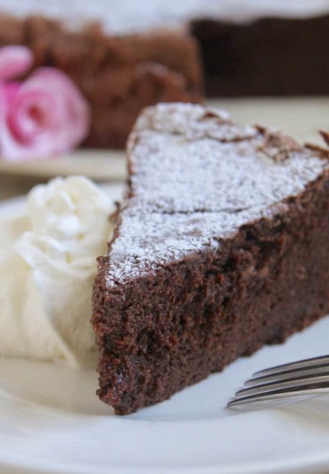 flourless chocolate torte with cream Almond Flour Chocolate Cake, Flourless Chocolate Torte, Flourless Chocolate Cake Recipe, Flourless Cake, Chocolate Torte, Almond Flour Recipes, Flourless Chocolate Cakes, Best Chocolate Cake, Moist Chocolate Cake