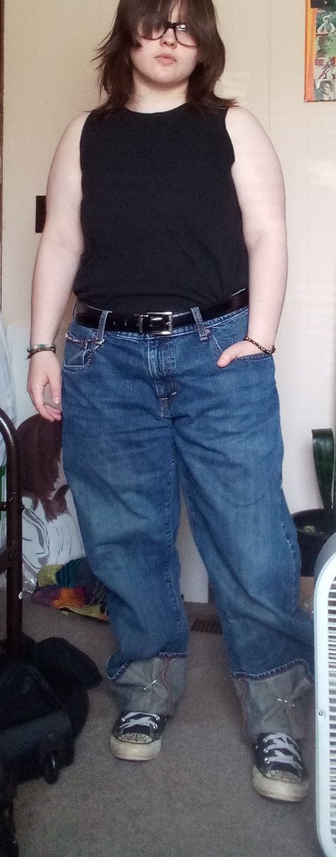 an outfit: converse, blue jeans, plain black belt, with a black muscle-tee/tank-top Plus Size Ftm Fashion, Masculine Outfits Plus Size, Ftm Fashion Outfits, Masculine Plus Size Fashion, Trans Summer Outfits, Slasher Outfits, Alt Fashion Summer, Plus Size Trans Masc, Plus Size Masc Outfits