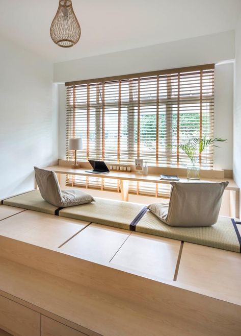 Fresh Ideas for your 5-Room HDB - (pictured) a MUJI inspired home office and study area | Qanvast #muji #japanesehomedecor #sghomedesign #sghomeinteior #qanvast Muji Inspired Home, Asian Style Living Room, Floor Desk, Japan Interior, Muji Home, Tatami Room, Zen Interiors, Japanese Home Design, Japanese Room