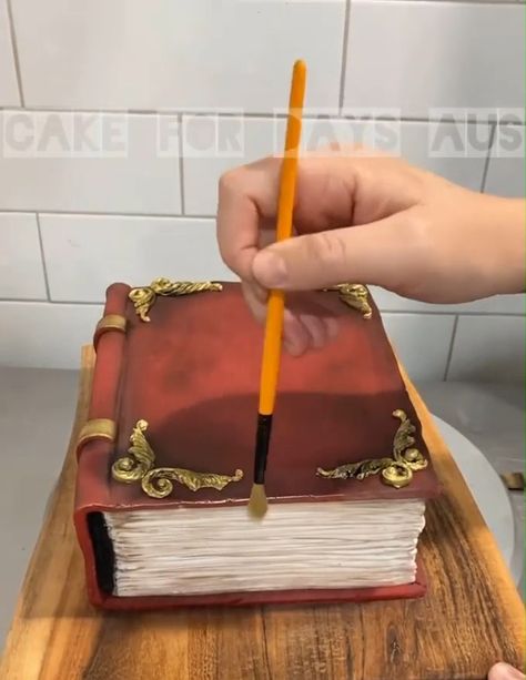 Harry Potter Book Cake Ideas, Harry Potter Cakes Easy, Dort Harry Potter, Book Cake Ideas Birthday, Book Cake Ideas, Book Cake Tutorial, Book Cake Design, Harry Potter Cake Ideas, Harry Potter Book Cake